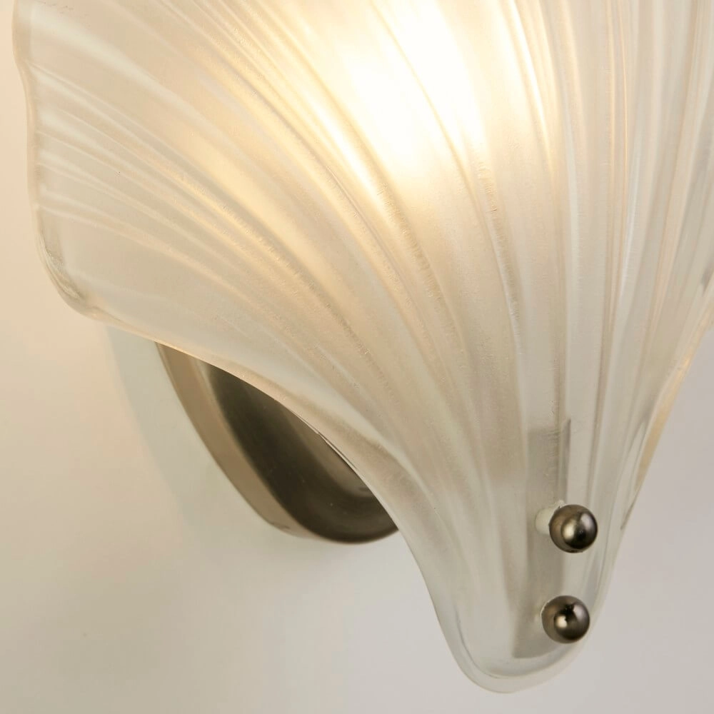 Wandleuchte Shell mit weißem Glas Searchlight 5053423271125