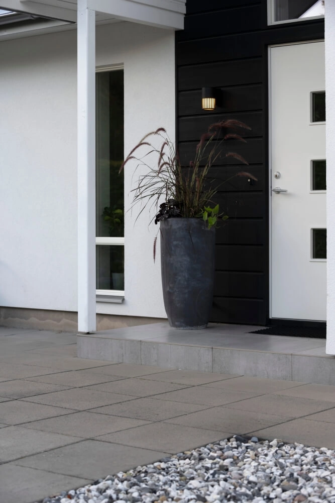 Design-Wandleuchte Pistoia schwarz mit weißem Glas KonstSmide 7318303577529