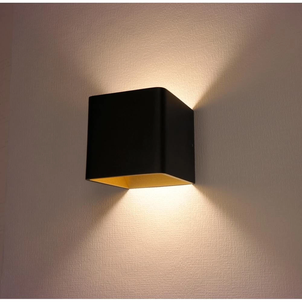 Quadratische Wandleuchte Fulda schwarz mit gold Artdelight 8719831736324