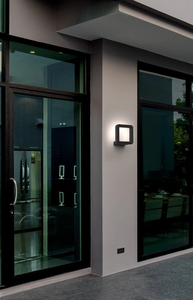Schlanke Wandleuchte Thika mit LED-Beleuchtung Lyora 5903139912198