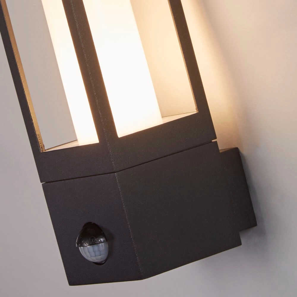 Schlanke Wandleuchte Avenue Schwarz Searchlight 5053423250922