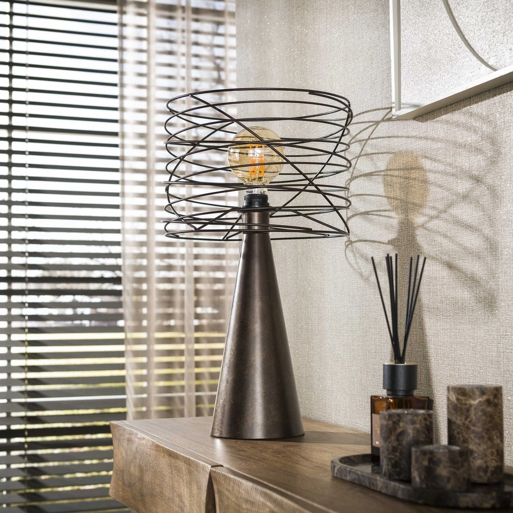 Urbane braune Tischlampe Curl mit Drahtkappe Lyora 8716803512511