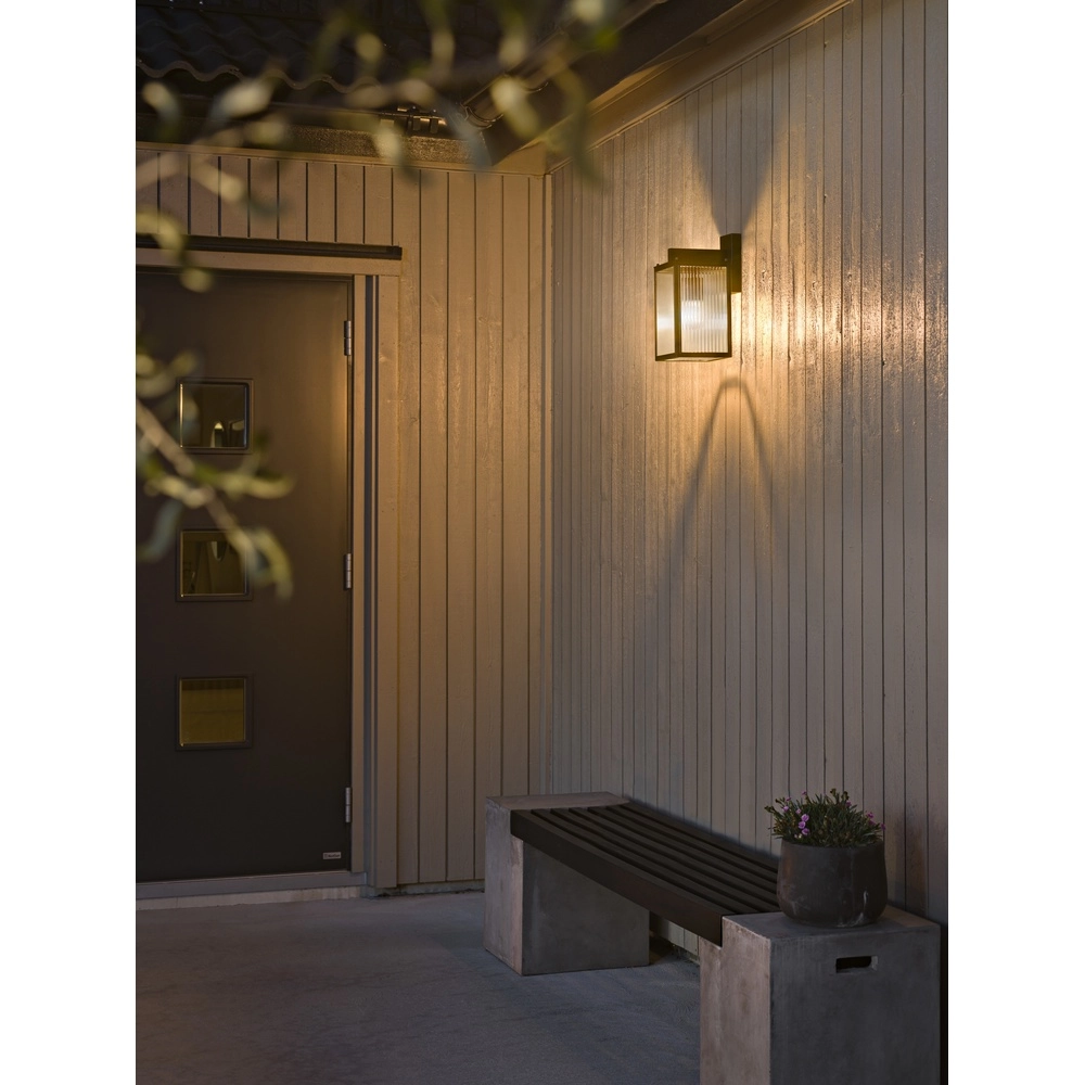 Wandlampe Carpi Schwarz mit geripptem Glas KonstSmide 7318300030485