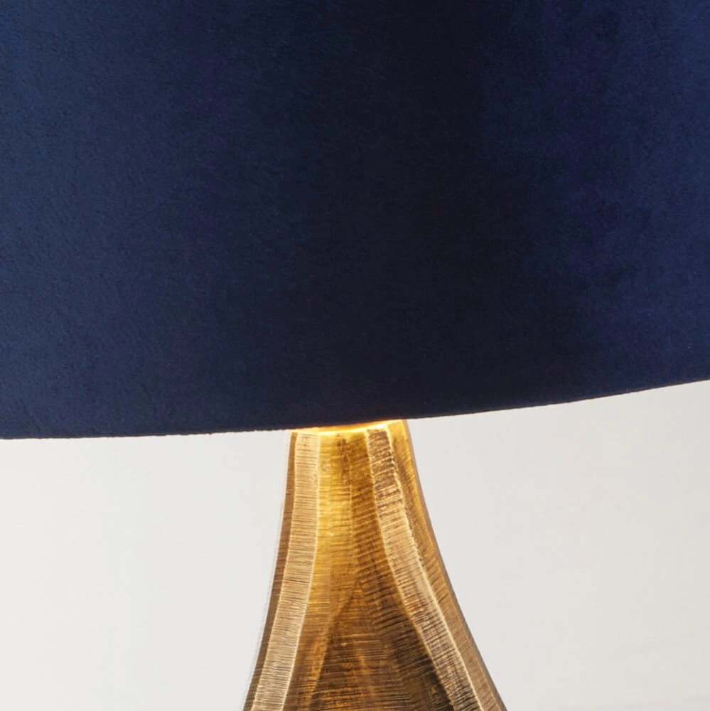 Goldene Tischlampe Bucklow mit dunkelblauer Kapuze Searchlight 5053423257280