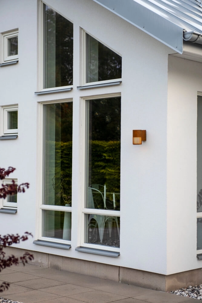 Design-Wandleuchte Pistoia Rostbraun mit weißem Glas KonstSmide 7318303579721