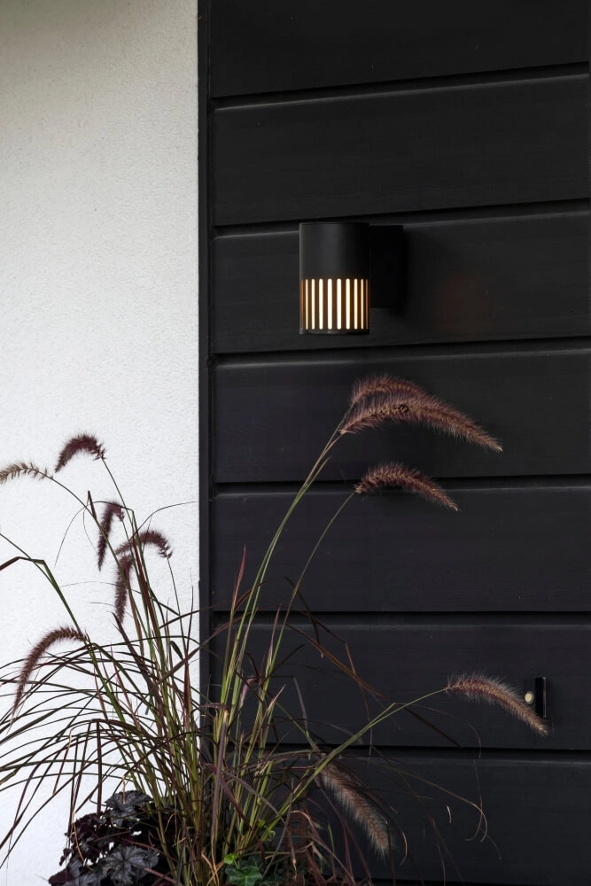 Design-Wandleuchte Pistoia schwarz mit weißem Glas KonstSmide 7318303577529