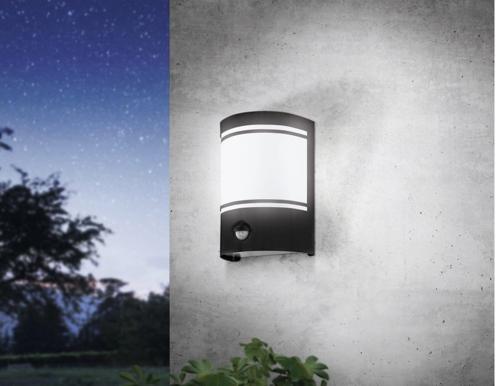 Schwarze Außenlampe City mit Bewegungssensor Eglo 9002759995676