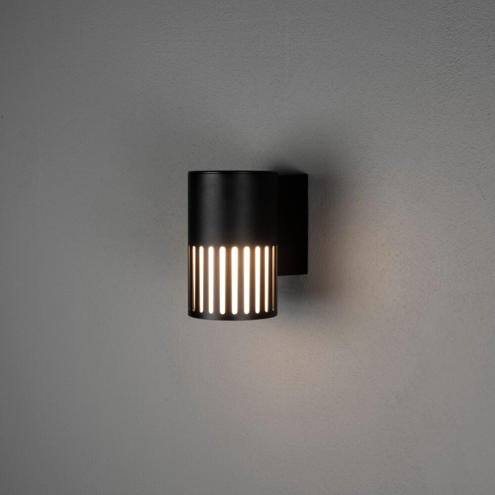 Design-Wandleuchte Pistoia schwarz mit weißem Glas
