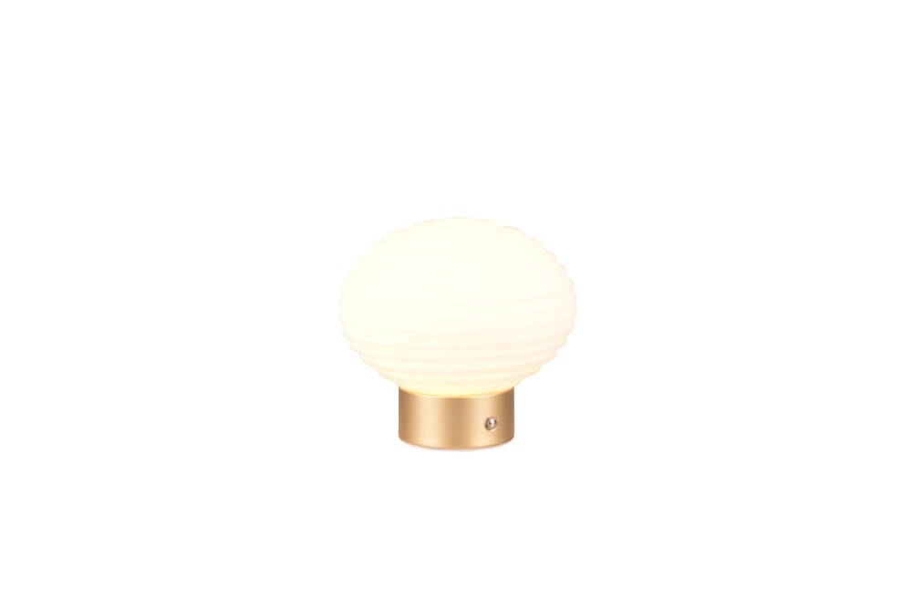 Wiederaufladbare Tischlampe Earl Gold mit weißem Glas