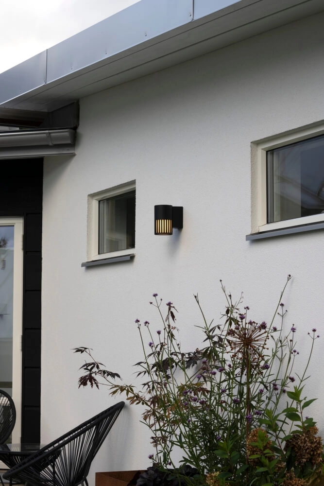 Design-Wandleuchte Pistoia schwarz mit weißem Glas KonstSmide 7318303577529