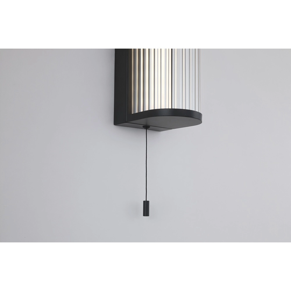 Moderne Wandlampe Rue Schwarz mit geripptem Glas Searchlight 5,05342E+12