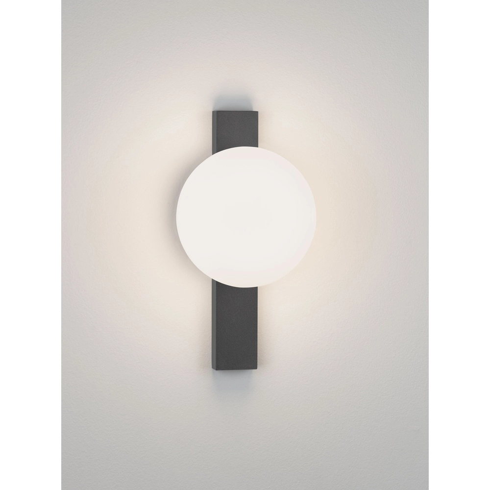 Einzigartige Wandlampe Remi Schwarz mit weißer Kugel Lyora 5212017494467