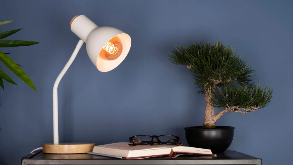 Ländliche Schreibtischlampe Veradal weiß mit Holz Eglo 9002759988326