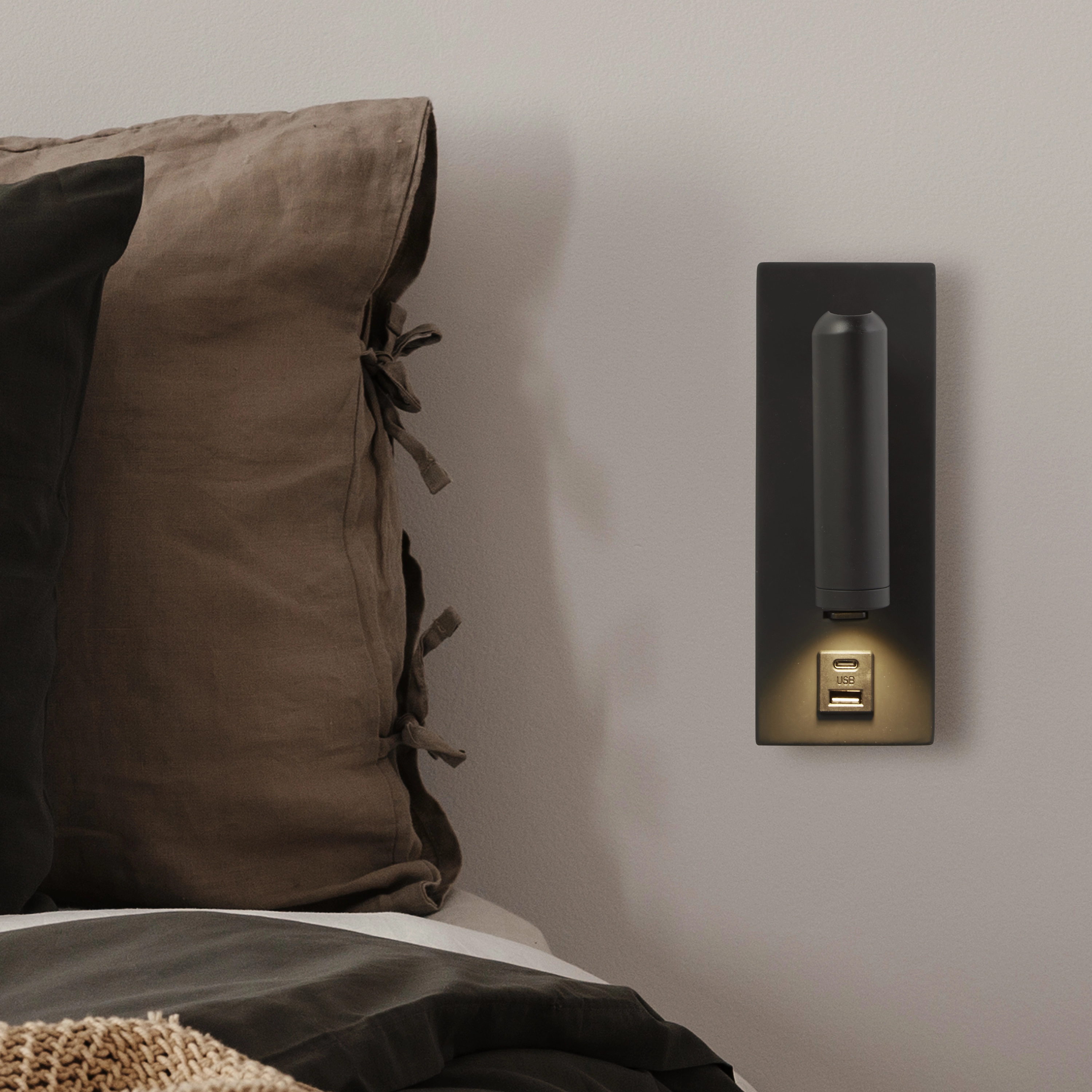 Schwarze Nachttischlampe Marlow mit USB Lyora 5053423275857