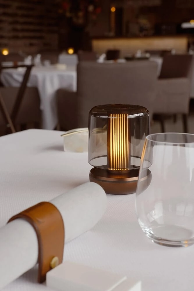 Wiederaufladbare Tischlampe Firefly Gold geräuchert Humble 6097522568556