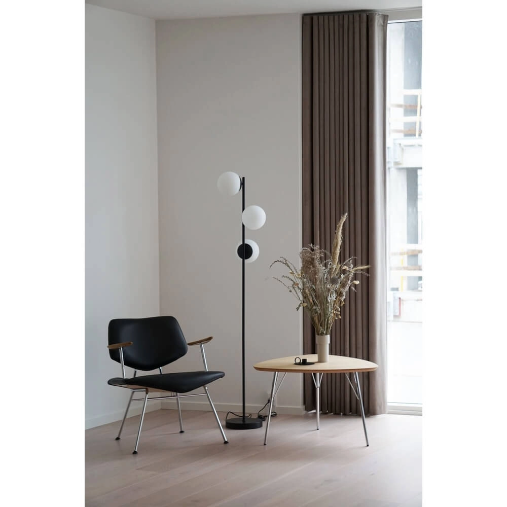 Stehlampe Lilly 3-flammig schwarz mit weißer Kugel Nordlux 5701581459182