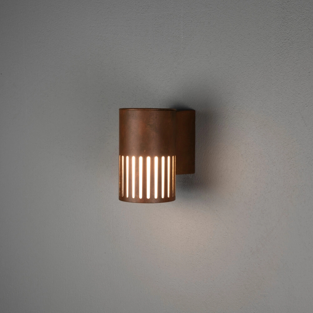 Design-Wandleuchte Pistoia Rostbraun mit weißem Glas