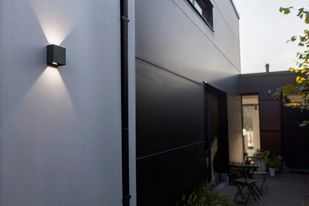 Anthrazitfarbene Wandleuchte Gemini Beams Design Lutec 6939412012940