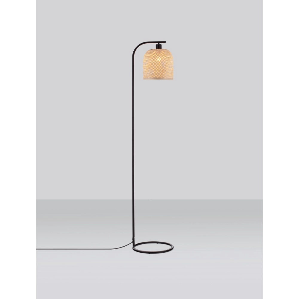 Stehlampe Intra schwarz mit Bambuskappe