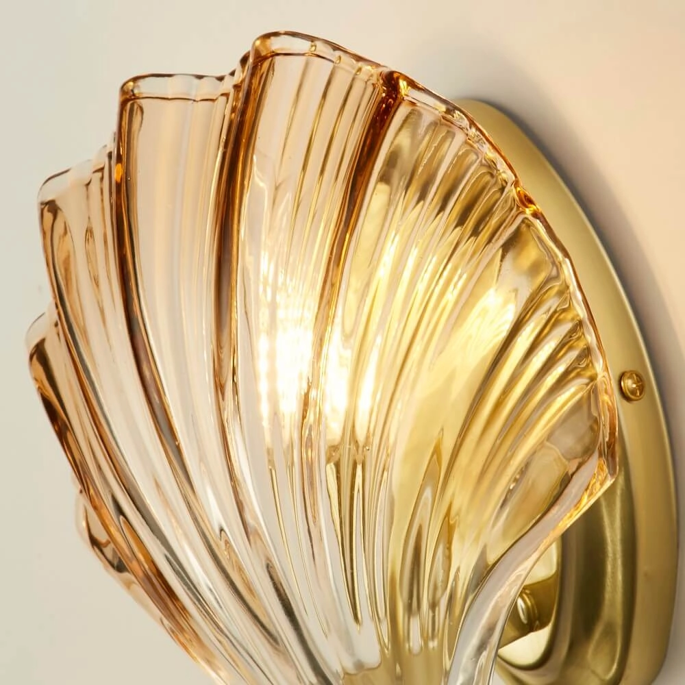 Wandleuchte Shell mit Braunglas Searchlight 5053423271118