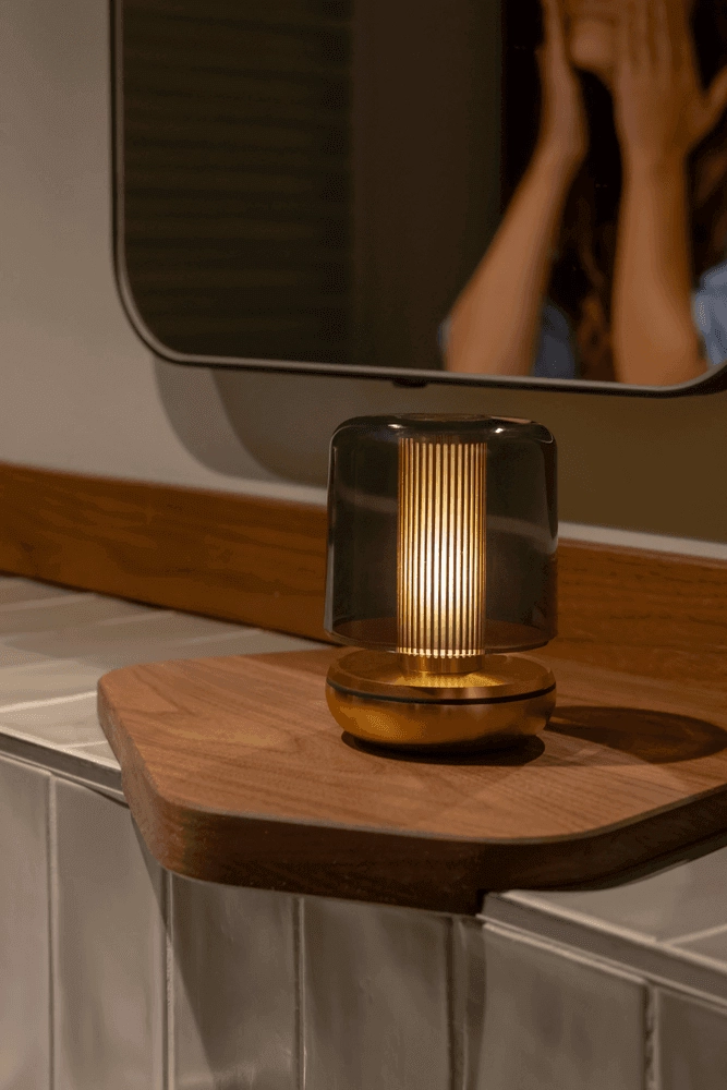 Wiederaufladbare Tischlampe Firefly Gold geräuchert Humble 6097522568556