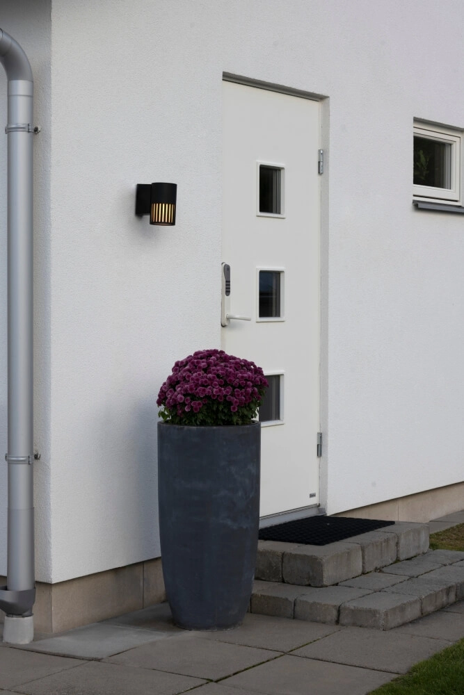 Design-Wandleuchte Pistoia schwarz mit weißem Glas KonstSmide 7318303577529