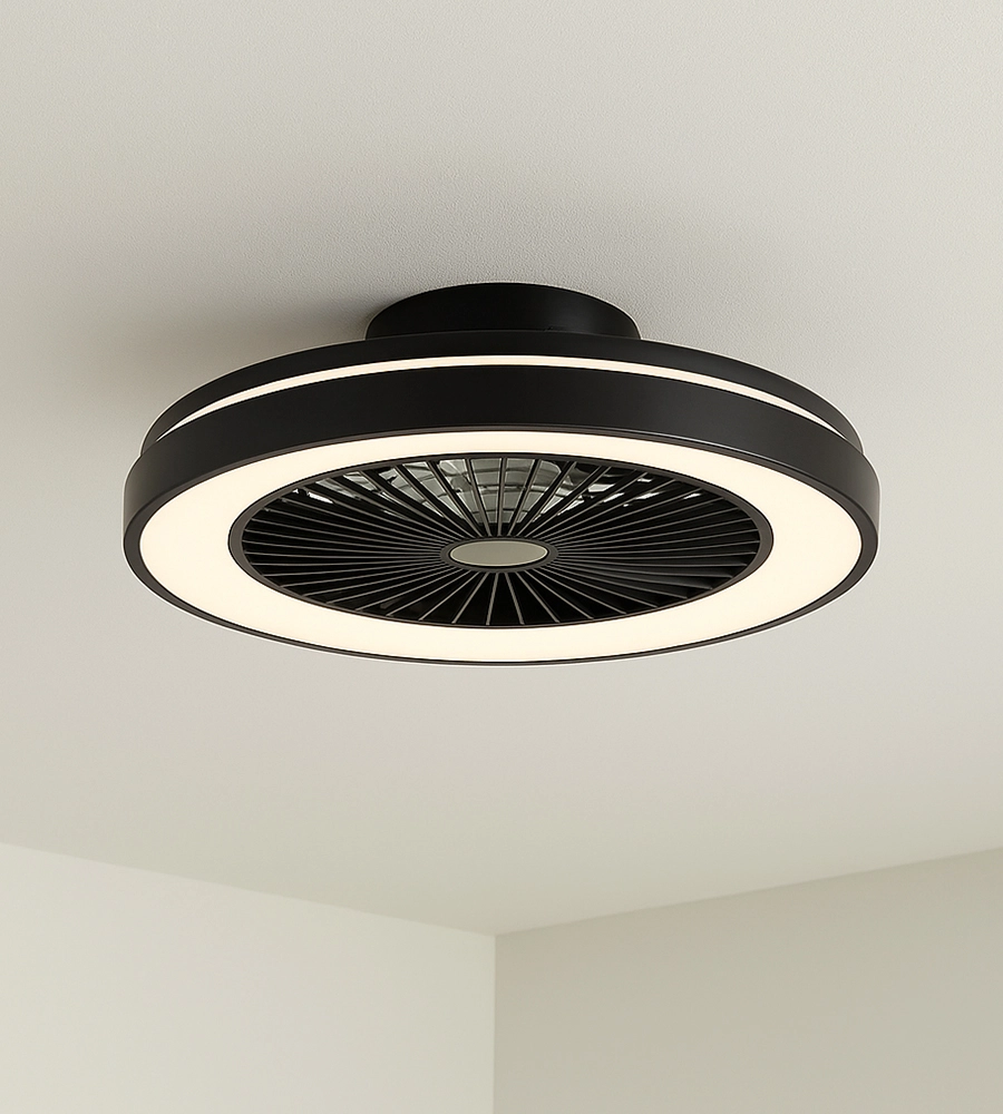 Schwarzer Deckenventilator mit Lampe vor weißer Decke
