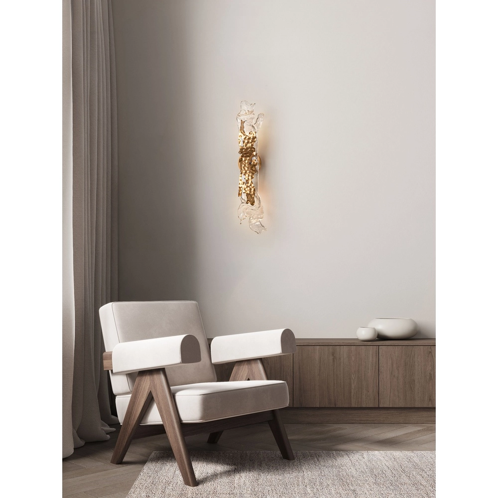 Goldene Wandlampe Avesa mit klarem Glas