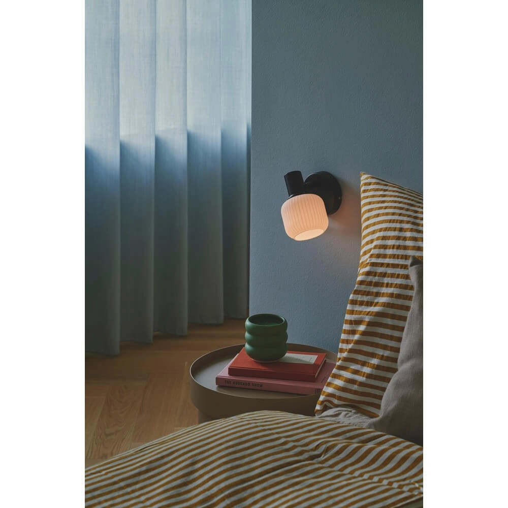 Schwarze Wandleuchte Milford mit Weiß Nordlux 5704924018688