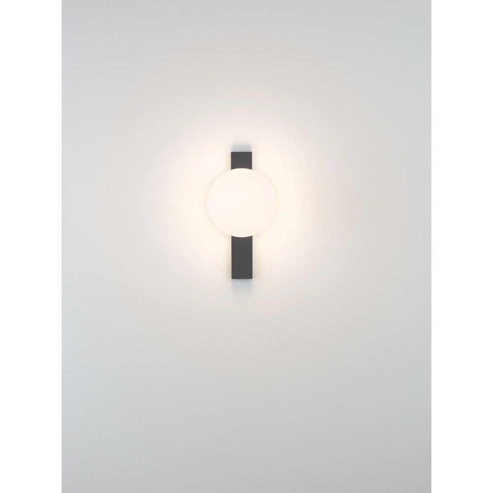 Einzigartige Wandlampe Remi Schwarz mit weißer Kugel Lyora 5212017494467