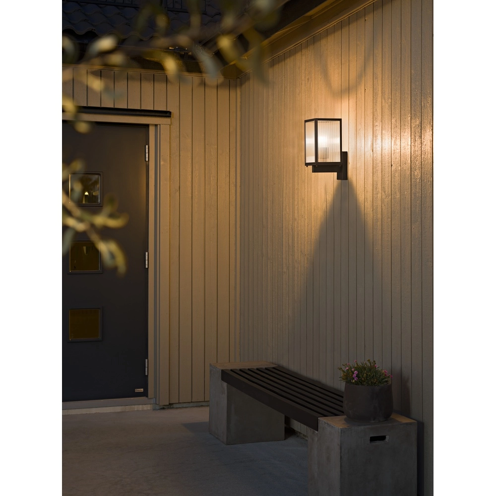 Wandlampe Carpi Schwarz mit geripptem Glas KonstSmide 7318300030485