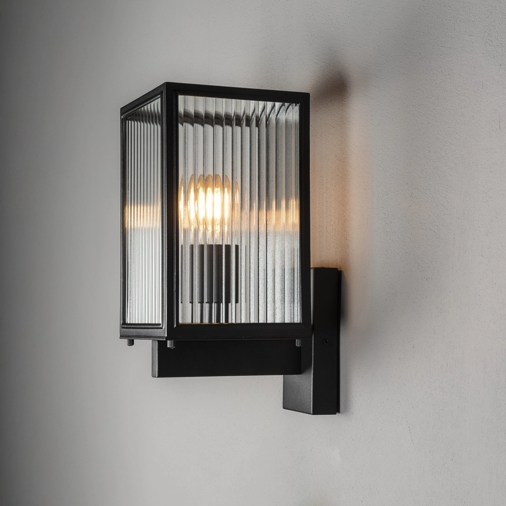 Wandlampe Carpi Schwarz mit geripptem Glas KonstSmide 7318300030485