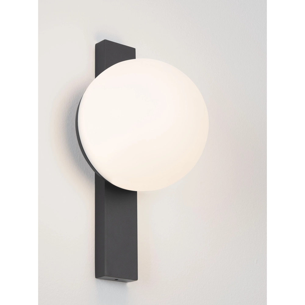 Einzigartige Wandlampe Remi Schwarz mit weißer Kugel Lyora 5212017494467