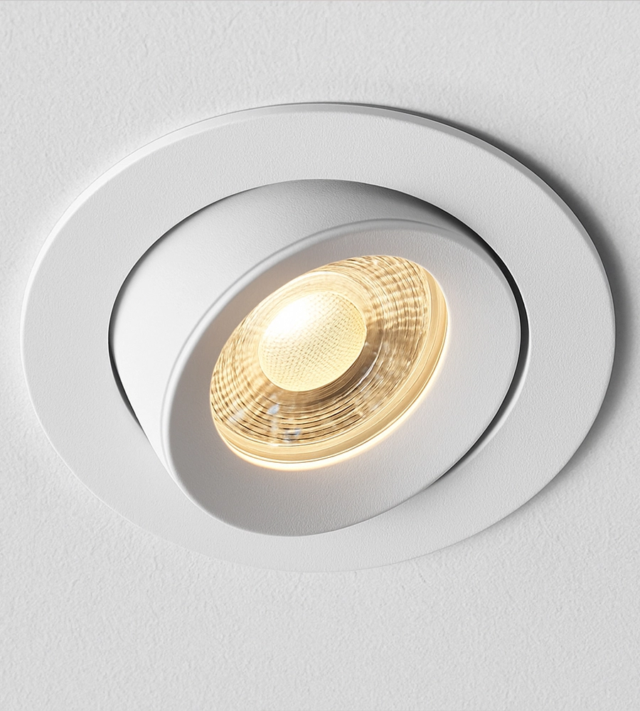 Weißer Einbaustrahler mit eingeschaltetem Licht