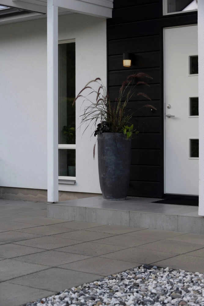 Design-Wandleuchte Pistoia schwarz mit weißem Glas KonstSmide 7318303577529