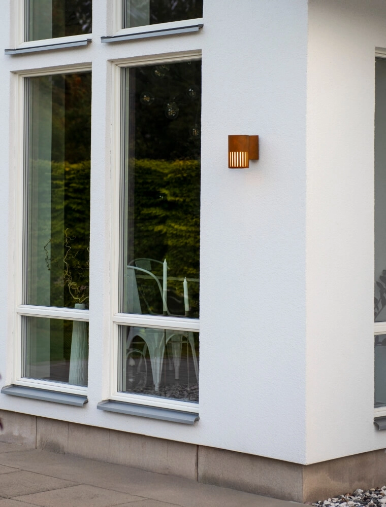 Design-Wandleuchte Pistoia Rostbraun mit weißem Glas KonstSmide 7318303579721