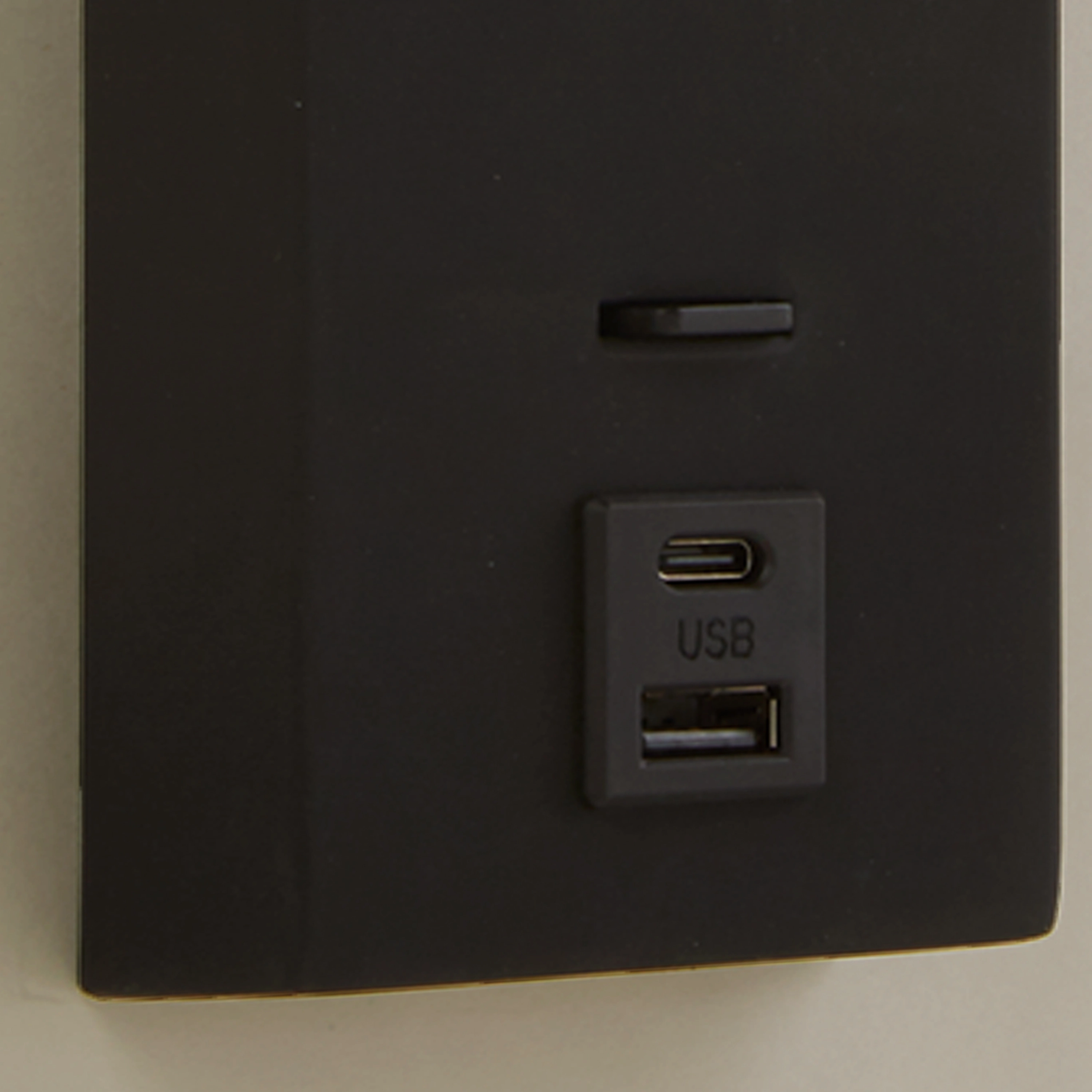 Schwarze Nachttischlampe Marlow mit USB Lyora 5053423275857