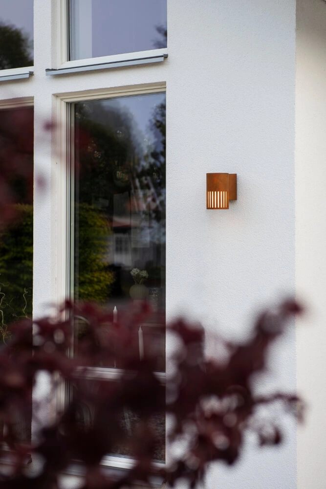 Design-Wandleuchte Pistoia Rostbraun mit weißem Glas KonstSmide 7318303579721