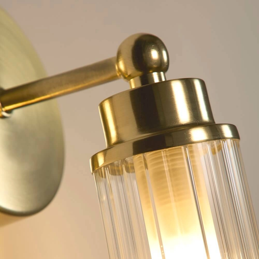 Goldene Wandleuchte Imperial mit geripptem Glas Searchlight 5053423271958