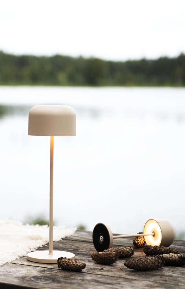Sandfarbene Tischlampe Lille wiederaufladbar KonstSmide 7318307834338