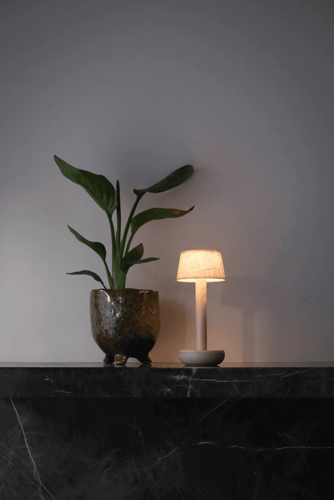 Wiederaufladbare Tischlampe Two Beige linnen Humble 7446023312363