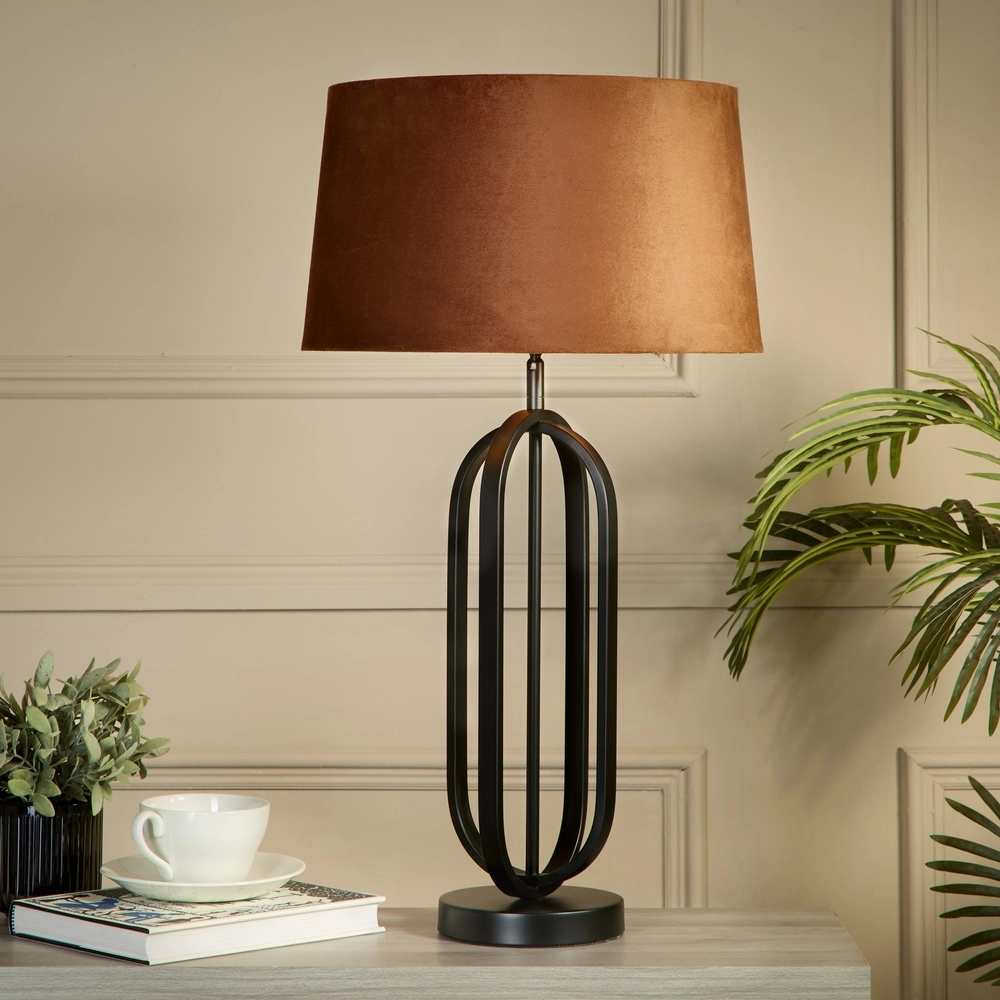 Tischlampe Chic schwarz mit orangefarbener Kapuze Searchlight 5053423305394
