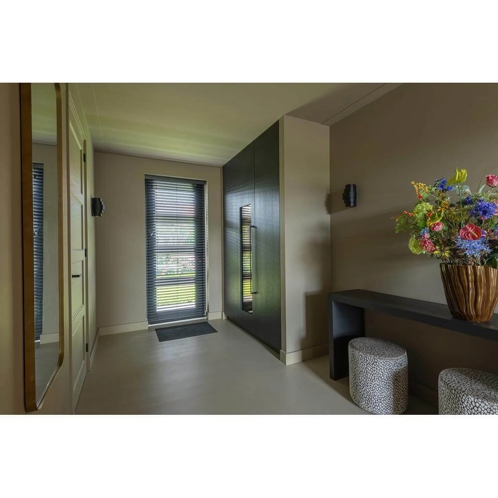 Design-Wandleuchte Rolls Schwarz mit goldener Innenseite Artdelight 8720701101487