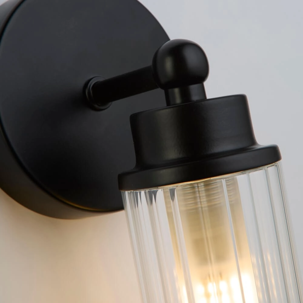 Schwarze Wandleuchte Imperial mit geripptem Glas Searchlight 5053423271941