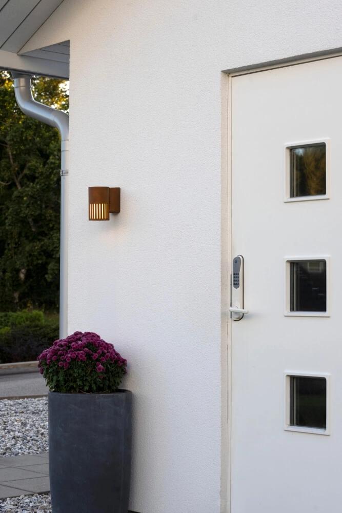 Design-Wandleuchte Pistoia Rostbraun mit weißem Glas KonstSmide 7318303579721