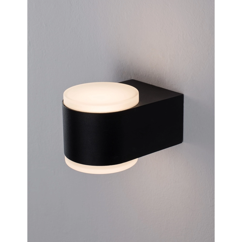 Schlanke Wandleuchte Nus Schwarzes Doppelzimmer