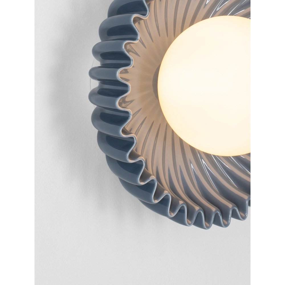 Wandleuchte Petel Blau mit weißem Glas Lyora 5212017483966