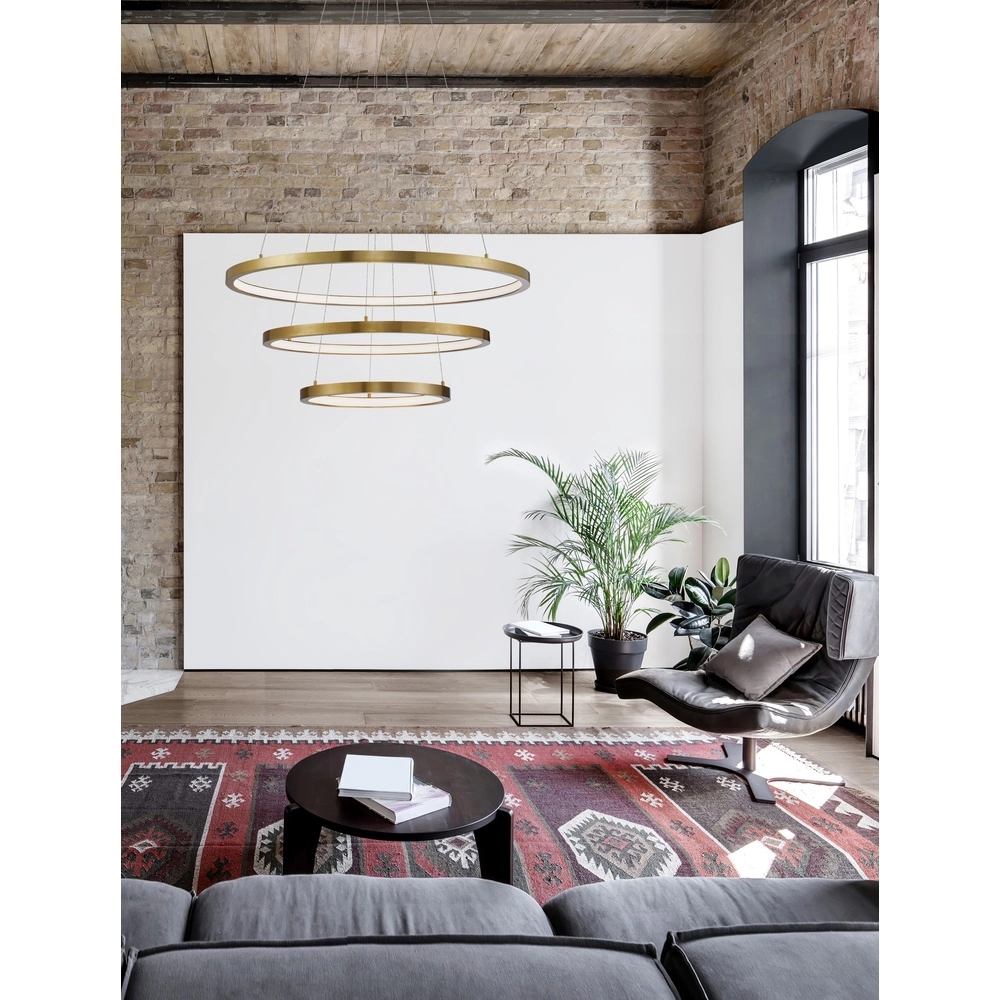 Goldene Pendelleuchte Empatia Design Dreibettzimmer