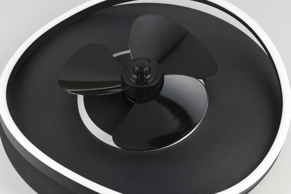 Schwarzer LED-Deckenventilator Sortland Trio 4017807606027