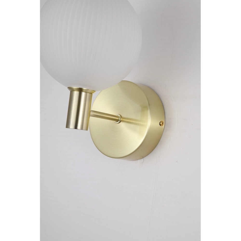 Design-Wandleuchte Luminique Gold mit weißem Glas Searchlight 5053423297170